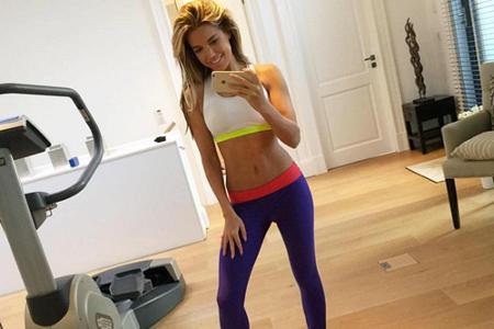 Selfies im Spiegel: Nicht alles, was die Promis vormachen, ist toll. Selfies im Fitnessstudio zum Beispiel. Denn Hand aufs H...