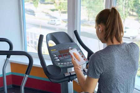 Andere warten lassen: Es gibt noch eine Sache, die im Fitness gewaltig nervt: Leute, die Geräte besetzen aber nicht trainier...
