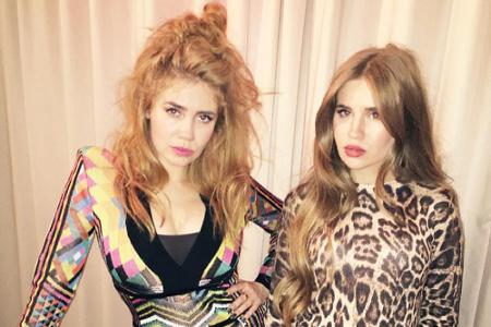 Nein, Sie sehen nicht etwa doppelt! Bei der brünetten Schönheit an Palina Rojinskis (30) Seite handelt es sich um deren Schw...