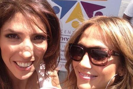 Geballte Ladung Latina-Power: Während Jennifer Lopez (46) die Bühne zum Beben bringt, ist ihre Schwester Lynda (44) als Jour...