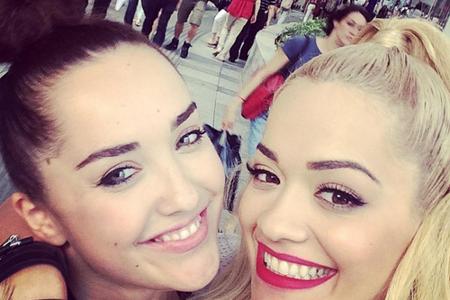 Elena Ora ist optisch genau das Gegenteil von ihrer berühmten Schwester Rita Ora - zumindest was die Haarfarbe angeht. Ihr L...