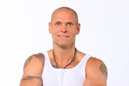 Macho, Macho Man: Meister-Proper-Lookalike Thorsten Legat gefällt sich offenbar in der Rolle des Kraftpakets.