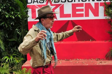 Im Dschungelcamp wirkt Rolf Zacher dagegen nur noch - nun ja, alt. Immerhin lässt er es sich nicht nehmen, auch mal eine flo...