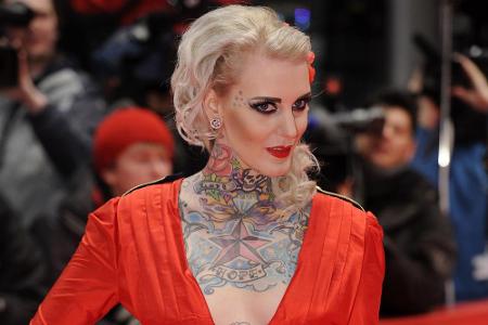 Sie hat zwar ein paar Tattoos weniger, für ein außergewöhnliches Aussehen reicht es aber trotzdem. Lexy Hell (29) lebt in Be...
