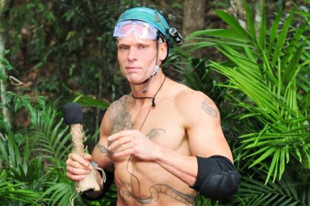 Thorsten Legat hingegen läuft auch mal oberkörperfrei durch den Regenwald.