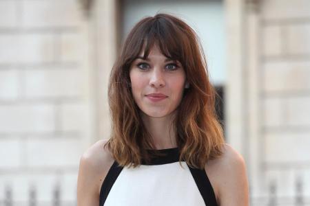 Alexa Chung (32) kann gut und gerne als moderne Vorreiterin des Looks angesehen werden: Der lange Pony ist das Markenzeichen...