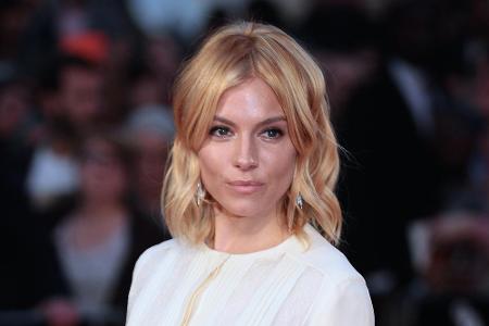 Auch Schauspielerin Sienna Miller (34) liegt mit ihrem leicht gestuften Pony mit Mittelscheitel voll im Trend.