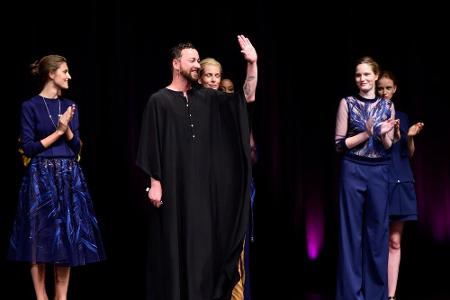 Der Münchner Designer Marcel Ostertag wird am 19. Januar seine Kreationen mit einer spektakulären Show im Berliner Industrie...