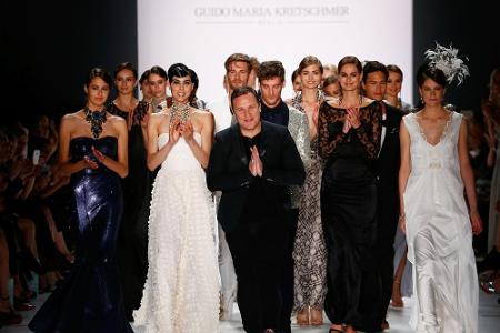 Was wäre die Berliner Fashion Week ohne Designer Guido Maria Kretschmer: Der TV-Liebling hat den Laufsteg am 20. Januar um 2...