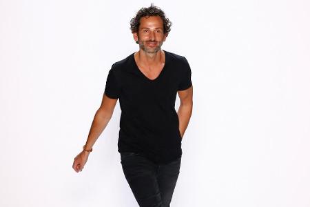 Der Designer Dimitrios Panagiotopoulos ist halb Grieche, halb Italiener und kennt die Wünsche der Frauen: Er zeigt seine Mod...