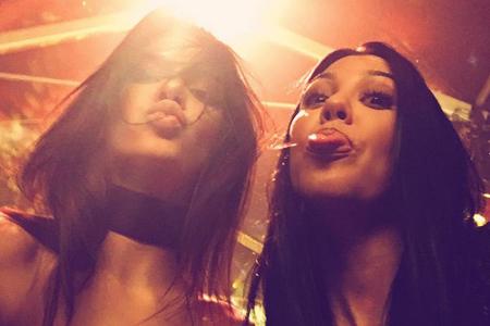 Auch während einer wilden Partynacht bleibt Kendall ihrem liebsten Accessoire treu. Ein extra breiter Choker umschließt hier...