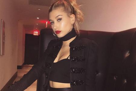 Partytauglich stylt auch Hailey Baldwin (19) das Halsband und begeistert mit einer sexy Ausstrahlung. Kein Wunder, denn der ...