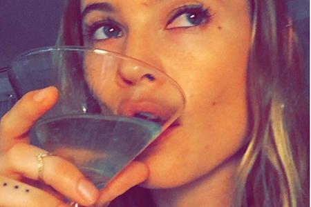Behati Prinsloo (26) wählt ein Modell mit silberfarbenem Charm-Anhänger und erinnert damit an das traditionelle Dirndl-Kropf...