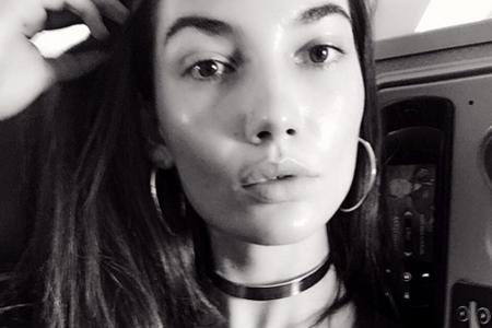 Choker aus Samt und Leder sind kein Muss, wie das Model Lily Aldrige (30) zeigt. Schimmerndes Metall wirkt auf nackter Haut ...