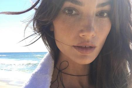 Runde zwei für das US-Model (30): Als hauchdünnes Lederband schnürt Lily Aldrige das perfekt Strandpaket. Dank fester Schlei...