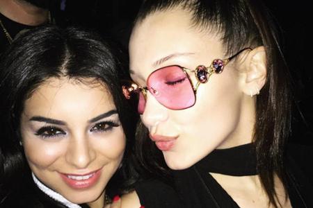 Bella Hadid (19) wurde von der Vintage-Muse geküsst und wagt einen Ausflug in die Retrowelt. Mit rosa XL-Brille und breiter ...