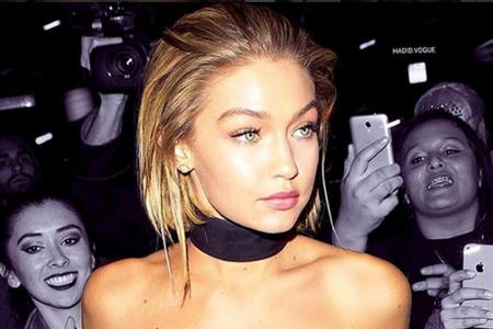 Auch Gigi Hadid (20) zählt das Halsband zu ihren Mode-Favoriten und weiß das Accessoire reizvoll einzusetzen. Zum minimalist...