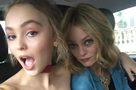 Next Generation: Lily-Rose Depp (16) dreht den Trend noch weiter und wählt eine karminrote Version des Chokers. Verspielt un...