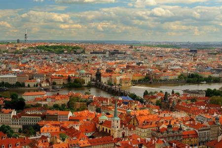 Rote Dächer sind eigentlich ein Markenzeichen zahlreicher Städte Kroatiens und Italiens. Prag kann sich aber auch damit rühmen.