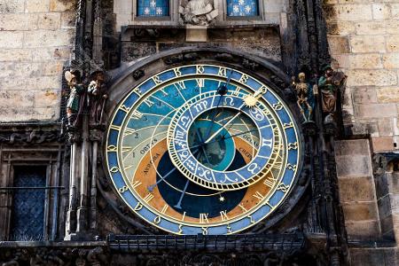 Das wertvolle und weltweit bekannte Denkmal ist eine astronomische Uhr, die im Jahre 1410 errichtet worden ist.