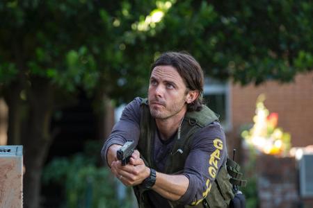 Chris (Casey Affleck) nimmt seinen Job als Polizist noch ernst. Sein Partner, Marcus Atwood (Anthony Mackie), wurde schon vo...