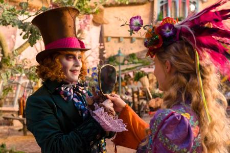 Der Hutmacher (Johnny Depp) schwebt in akuter Gefahr. Um ihm zu helfen muss Alice die Zeit finden. Diese ist aber ein seltsa...
