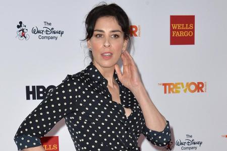 Comedian Sarah Silverman (45) erklärte jüngst in einem Video, warum Bernie Sanders (74) sie mehr überzeugt habe als Clinton....