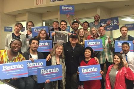 Bernie Sanders darf sich über Danny DeVitos prominenten Zuspruch freuen. Der vergleicht den Demokraten gerne mit einem berüh...