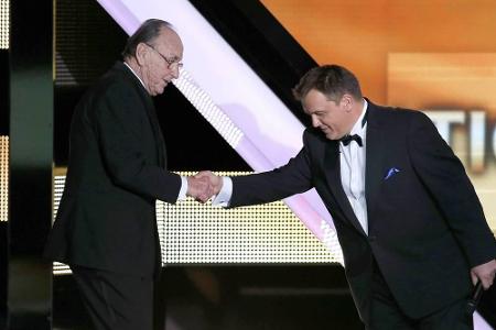 2013 begrüßte Gastgeber Hape Kerkeling den früheren Außenminister bei der Verleihung der Goldenen Kamera. Genscher hielt da...