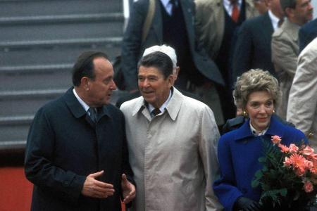 In seiner politischen Karriere traf Genscher auf zahlreiche Machtinhaber. Hier ist er mit dem früheren US-Präsidenten Ronald...