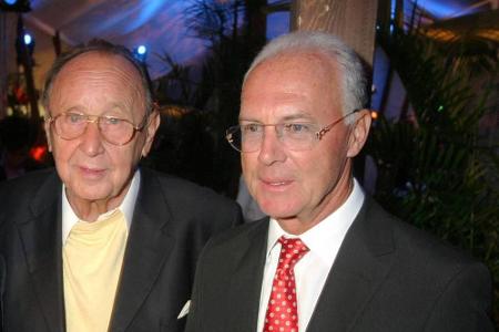 Nicht wirklich adelig, aber dennoch ein Kaiser: Hans-Dietrich Genscher mit Franz Beckenbauer (r).