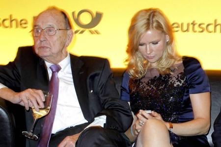 Nicht ganz so vorteilhaft ist dieses gemeinsame Foto mit Schauspielerin Veronica Ferres.