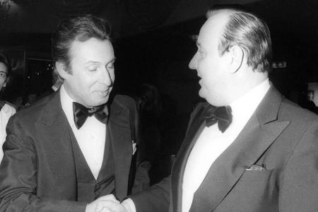 Bei der Bambi-Verleihung 1977 entstand dieser Schnappschuss: Genscher (r.) gratulierte dem Wiener Entertainer Peter Alexande...