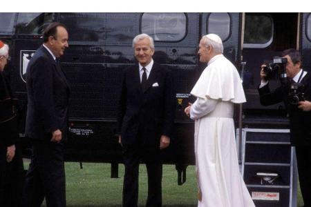 Eine Audienz beim Papst: Zu Genschers (l.) Zeiten hieß dieser noch Johannes Paul II.