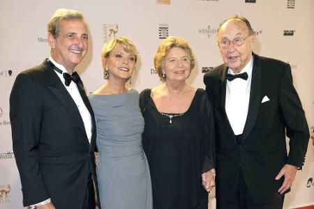 Red-Carpet-Auftritt: Mit seiner Ehefrau Barbara, Schauspielerin Uschi Glas und deren Ehemann Dieter Hermann (v.r.) posierte ...