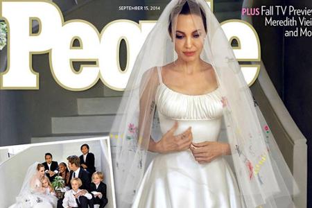Angelina Jolie heiratete Brad Pitt 2014 in einer schlichten Robe von Versace - beim Schleier hatten ihre Kinder die Finger i...