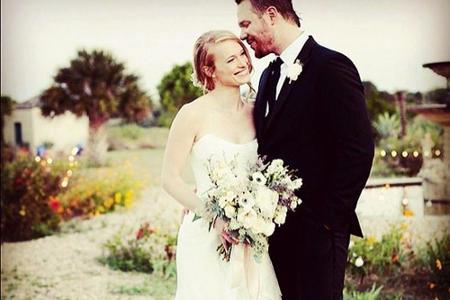 Im Oktober 2015 heiratete Schauspielerin Leven Rambin ihren Bräutigam Jim Parrack in einem trägerlosen A-Linien-Kleid.