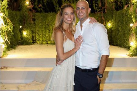 Unkonventioneller ging es bei der Hochzeit von Bar Refaeli und Geschäftsmann Adi Ezra zu: Das Model trug eine transparente R...