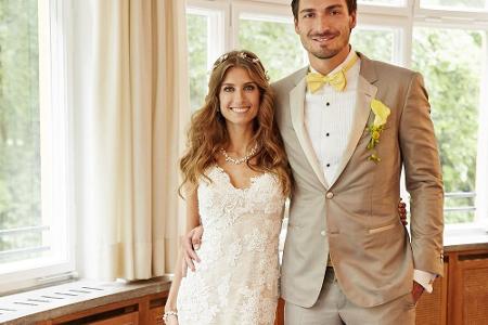 Cathy Hummels heiratete ihren Mats Hummels in einem cremefarbenen, bodenlangen Spitzenkleid und Blumen im Haar.