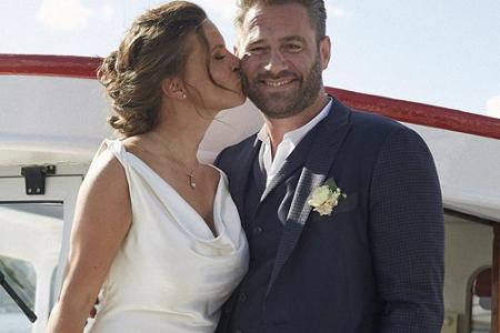 Die Hochzeit von Sänger Sasha fand zumindest für die Öffentlichkeit überraschend statt: Bei der standesamtlichen Trauung tru...