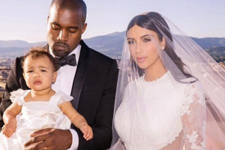 Nicht nur für die Braut entwarf Tisci das Outfit: Auch für Bräutigam Kanye West und Töchterchen North wurden passende Entwür...