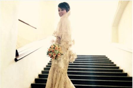 Moderatorin Nela Lee trug bei ihrer Hochzeit einen cremefarbenen Traum aus Spitze des deutschen Labels Marcell von Berlin.
