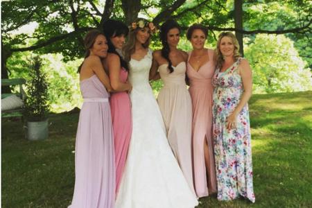 Jacqui trug einen Blumenkranz im Haar und ein bodenlanges, ausgestelltes Hochzeitskleid mit Spitzendetails von der Londoner ...