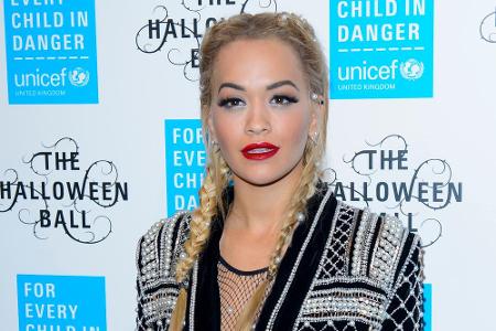 Zwar erinnern die zwei Zöpfe optisch eher an Heidi - Red Carpet tauglich sind sie aber trotzdem. Das beweist Sängerin Rita Ora.