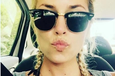 Auch Model und Moderatorin Lena Gercke liebt die Boxer-Braids. Sie vollendet damit ihr lässiges Urlaubs-Outfit.