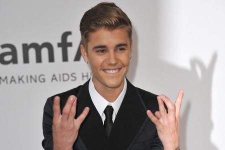 Justin Bieber auf einer Veranstaltung 2014: Deutlich zu sehen sind jetzt seine Tattoos. Seine Haare werden wieder kürzer.