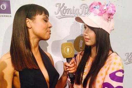 Jamie-Lee Kriewitz lief im kunterbunten Manga-Style über den lila Teppich.