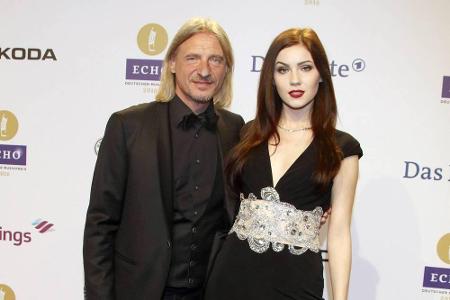 Erst vor Kurzem gab Nathalie Volk ihre Liebe zu Medienunternehmer Frank Otto bekannt. Auch diese beiden trennt ein großer Al...