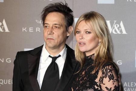 Die Ehe zwischen Supermodel Kate Moss und Jamie Hince liegt inzwischen in Scherben. Die 42-Jährige scheint ein Faible für Mu...