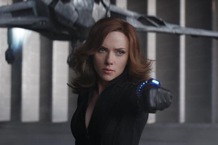 Gleicher Meinung ist überraschenderweise auch Black Widow (Scarlett Johansson). Sie entscheidet sich, gemeinsam mit Stark zu...